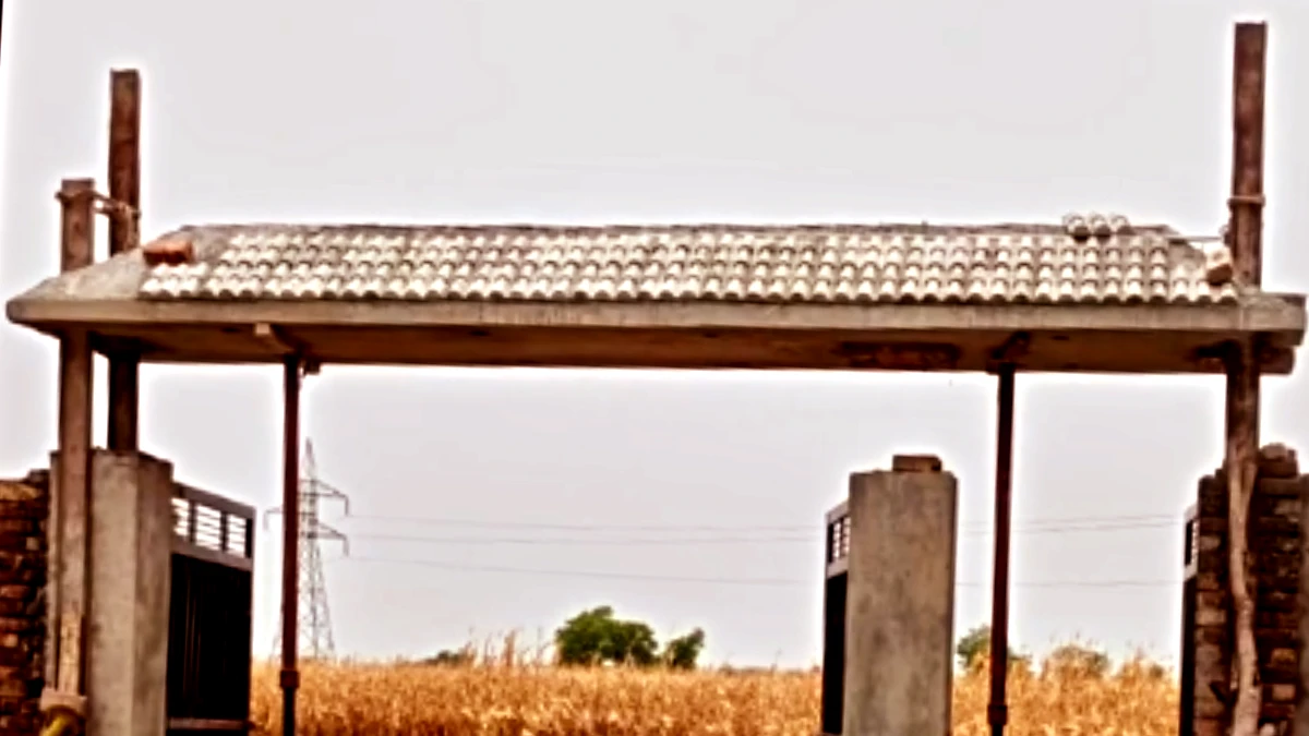 Professional Beam Lifting Service in Pakistan | Safe & Expert Structural Lifting Professional beam lifting service using hydraulic jacks for building structure