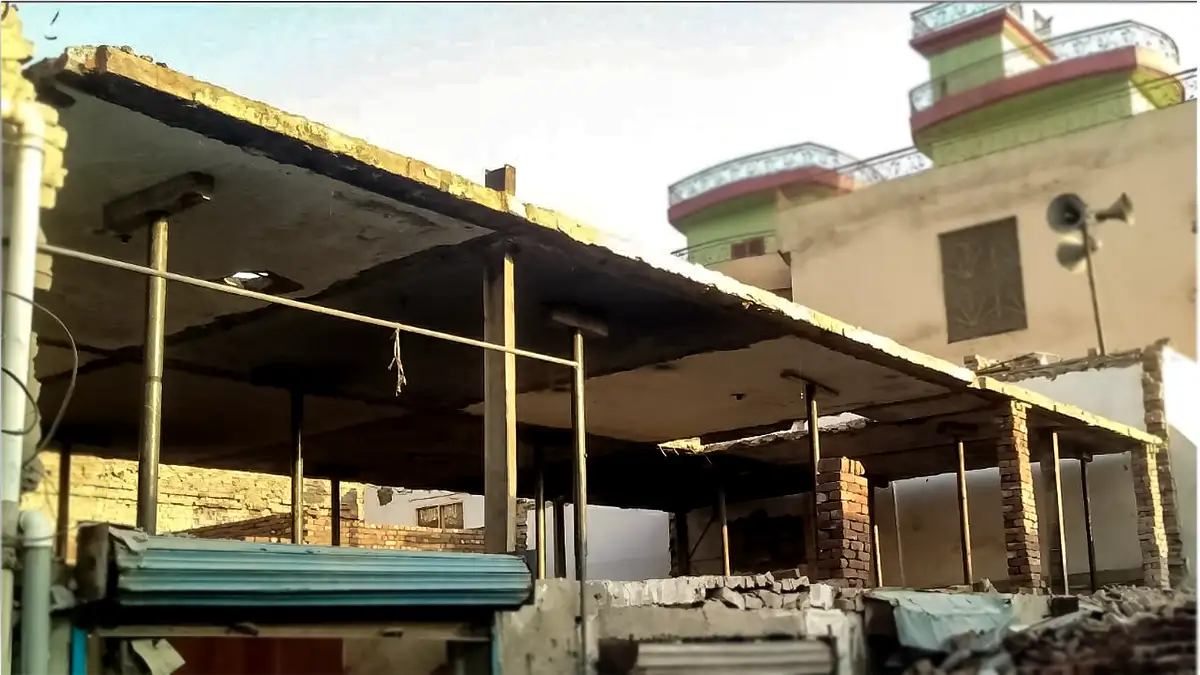 Roof lifting jacks used for safe and professional house lifting in Pakistan