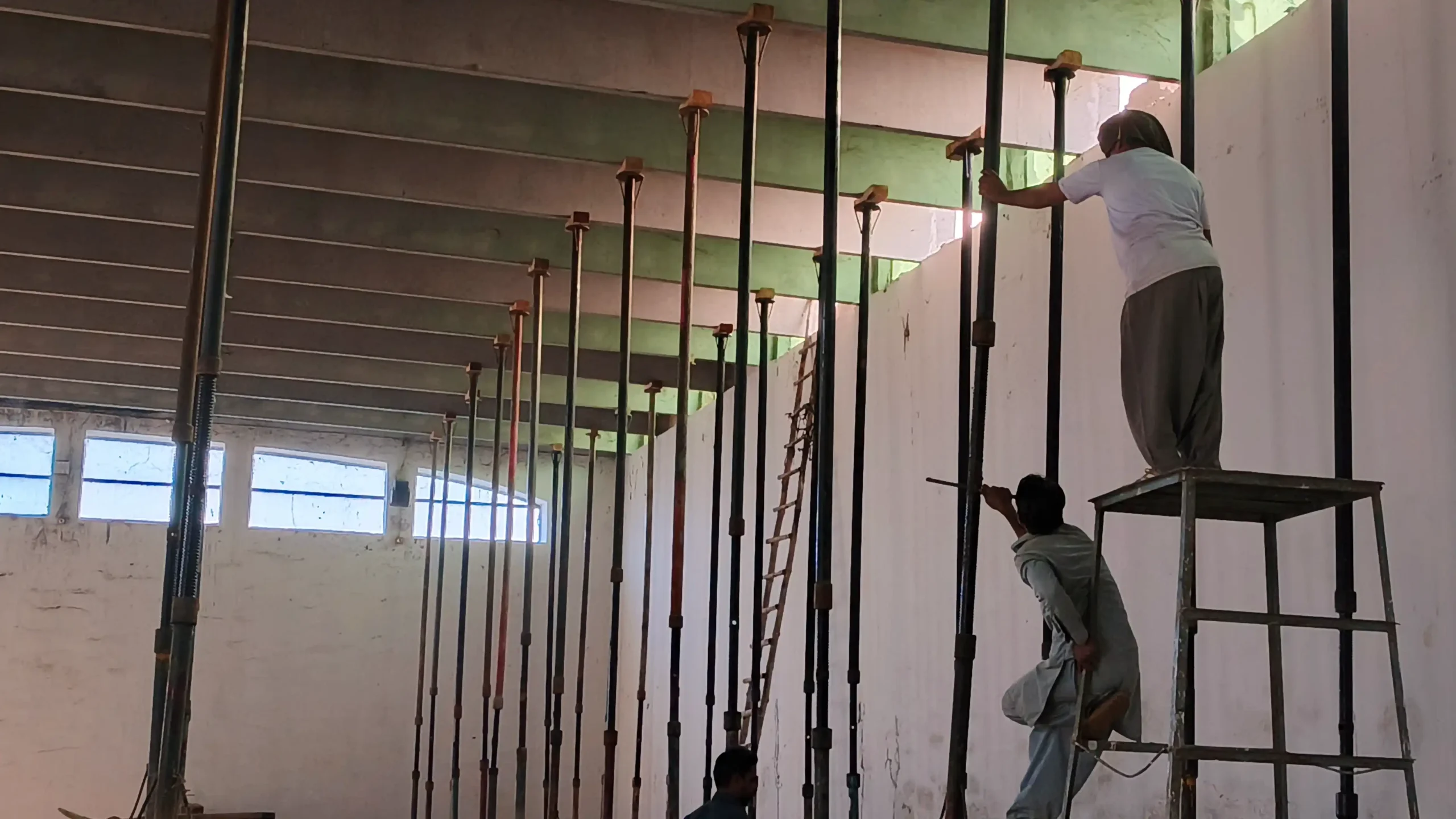 Hydraulic jack on rent for house lifting and construction work in Pakistan